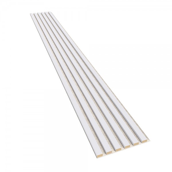 Białe lamele dekoracyjne na beżowym filcu