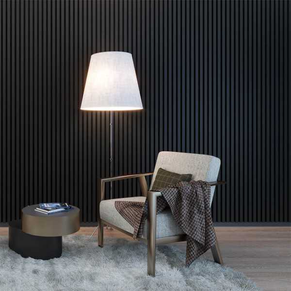 czarne lamele ścienne do sypialni za łóżkiem